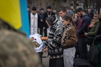 "Він не кинув автомат, щоб не загинули люди". У місті Самар попрощалися з військовим, який загинув на Курщині