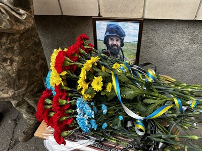 У Полтаві на 31-му ліцеї встановили меморіальні дошки двом військовослужбовцям У Полтаві на 31-му ліцеї встановили меморіальні дошки двом військовослужбовцям