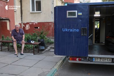 Евакуація цивільних з мікрорайону Корабел. Після ударів російської авіації по мосту, що з’єднує Херсон з Островом, звідси почали вивозити місцевих мешканців. Херсон, 4 серпня 2025 року