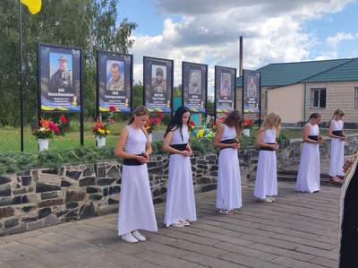 Алея Слави в Луках: на Житомирщині вшанували пам’ять шести загиблих Героїв Алея Слави в Луках: на Житомирщині вшанували пам’ять шести загиблих Героїв