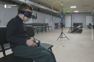 Проєкт Tech Explorers: дітей військовослужбовців навчають керувати дронами