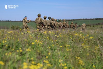 Бійці 505-го окремого батальйону у супроводі двох інструкторів прямують до перших випробувань на смузі перешкод для морської піхоти Бійці 505-го окремого батальйону у супроводі двох інструкторів прямують до перших випробувань на смузі перешкод для морської піхоти
