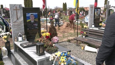 Мріяв одягнути вишиванку і навідати маму: з воїном зі Шрі-Ланки попрощалися на Рівненщині Мріяв одягнути вишиванку і навідати маму: з воїном зі Шрі-Ланки попрощалися на Рівненщині