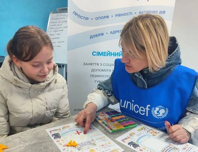 У Новомиколаївці працює центр підтримки жінок і дітей: допомогу вже отримали понад 60 родин У Новомиколаївці працює центр підтримки жінок і дітей: допомогу вже отримали понад 60 родин