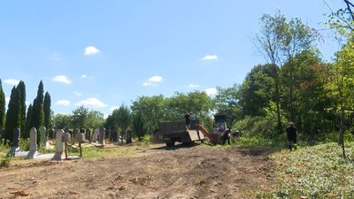 Досліджуватимуть культурне значення цвинтаря та хрестів: у селі на Вінниччині провели толоку Досліджуватимуть культурне значення цвинтаря та хрестів: у селі на Вінниччині провели толоку