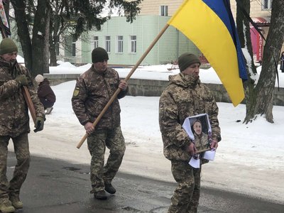 Громада Черкащини провела в останню путь військовослужбовця ЗСУ Громада Черкащини провела в останню путь військовослужбовця ЗСУ