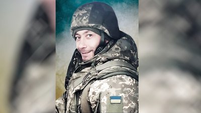 На Чернігівщині попрощалися з трьома військовими ЗСУ, які загинули захищаючи Україну На Чернігівщині попрощалися з трьома військовими ЗСУ, які загинули захищаючи Україну