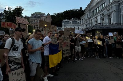 Четвертий день протестів: в Києві мітингують через обмеження повноважень НАБУ і САП Четвертий день протестів: в Києві мітингують через обмеження повноважень НАБУ і САП