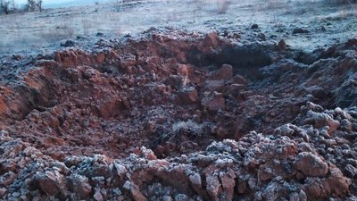 Вирва в землі від російського удару Вирва в землі від російського удару