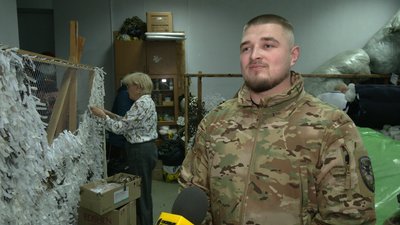 Або ти воюєш, або допомагаєш: як чернігівські волонтери плетуть сітки, роблять маскувальні костюми та матраци для ЗСУ Або ти воюєш, або допомагаєш: як чернігівські волонтери плетуть сітки, роблять маскувальні костюми та матраци для ЗСУ