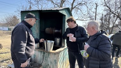 У Бобринці на Кіровоградщині після паводку дезінфікують воду в громадських колодязях У Бобринці на Кіровоградщині після паводку дезінфікують воду в громадських колодязях