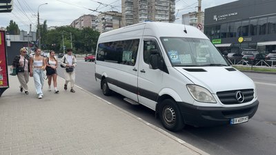 Маршрутка стоїть на зупинці громадського транспорту Маршрутка стоїть на зупинці громадського транспорту