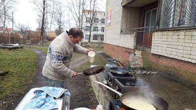 "Ми — з вами". Волонтери з Нідерландів готують млинці для переселенців на Львівщині "Ми — з вами". Волонтери з Нідерландів готують млинці для переселенців на Львівщині