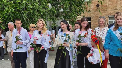 На Кіровоградщині для понад пʼяти тисяч випускників пролунав останній дзвоник На Кіровоградщині для понад пʼяти тисяч випускників пролунав останній дзвоник