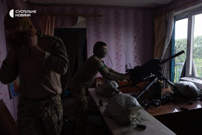 Військові спецпідрозділу "Омега" стріляють з гранатомета на позиції в Родинському, Донеччина, липень 2025 року Військові спецпідрозділу "Омега" стріляють з гранатомета на позиції в Родинському, Донеччина, липень 2025 року
