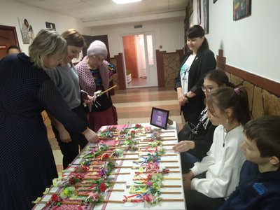 Понад 20 тисяч гривень на Рівненщині виручили від продажу стрітенських свічок ручної роботи, їх передадуть військовому Понад 20 тисяч гривень на Рівненщині виручили від продажу стрітенських свічок ручної роботи, їх передадуть військовому