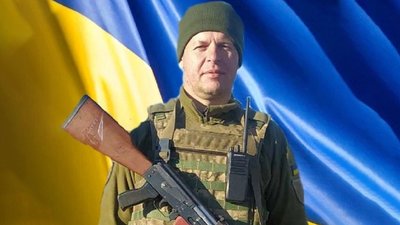Коридор слави та ланцюг єдності: на Вінниччині зустріли загиблого оборонця Юрія Гундрова Коридор слави та ланцюг єдності: на Вінниччині зустріли загиблого оборонця Юрія Гундрова