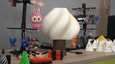 Ветеран із Житомира виготовляє брелоки та іграшки на 3D-принтері