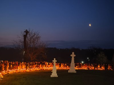 Люди, які прийшли на освячення великодніх кошиків до Свято-Миколаївського храму у Заставні на Буковині Люди, які прийшли на освячення великодніх кошиків до Свято-Миколаївського храму у Заставні на Буковині