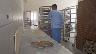 Зерно мелють кам’яні жорна: на Вінниччині працює крафтова пекарня