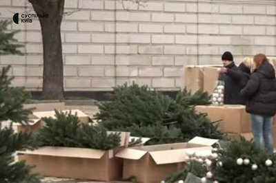 У кольорах фресок Софії Київської: у столиці завершують встановлення різдвяної ялинки У кольорах фресок Софії Київської: у столиці завершують встановлення різдвяної ялинки