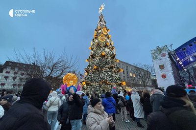 У центрі Одеси урочисто запалили головну новорічну ялинку міста У центрі Одеси урочисто запалили головну новорічну ялинку міста
