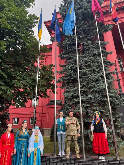Кримськотатарський прапор підняли на флагштоці біля будівлі МЗС Кримськотатарський прапор підняли на флагштоці біля будівлі МЗС