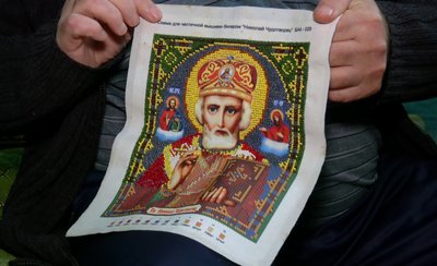 Володимир Бігняк навчає вишивати інших мешканців інтернату Володимир Бігняк навчає вишивати інших мешканців інтернату