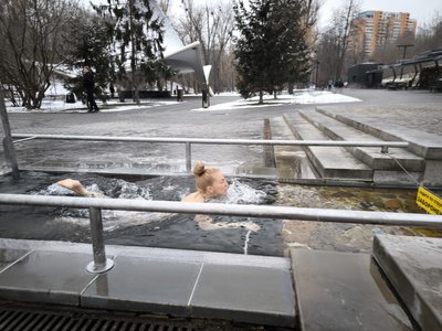 Жителька Харкова купається на Водохреще у Саржиному яру, 6 січня 2025 року Жителька Харкова купається на Водохреще у Саржиному яру, 6 січня 2025 року
