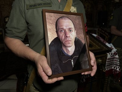 У Полтаві прощаються з трьома загиблими захисниками У Полтаві прощаються з трьома загиблими захисниками
