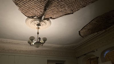 120-річна будівля спілки письменників у Харкові пішла тріщинами після удару РФ 120-річна будівля спілки письменників у Харкові пішла тріщинами після удару РФ