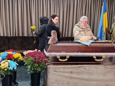 "Був сильним і вольовим — справжнім сином України": у Хмельницькому попрощалися із військовим Володимиром Бобровим "Був сильним і вольовим — справжнім сином України": у Хмельницькому попрощалися із військовим Володимиром Бобровим