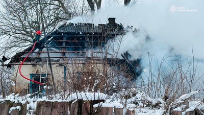 У будинку на Чернігівщині під час пожежі виявили тіла двох людей: обставини з'ясовуються У будинку на Чернігівщині під час пожежі виявили тіла двох людей: обставини з'ясовуються