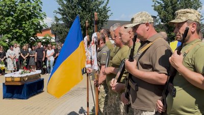 "Він горів за армію, це була його справа": у Прилуках поховали інструктора, якого застрелили на полігоні "Він горів за армію, це була його справа": у Прилуках поховали інструктора, якого застрелили на полігоні