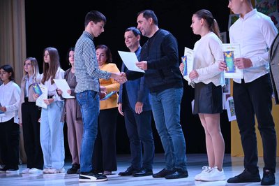 В Ужгороді вручили грошові премії випускникам і школярам