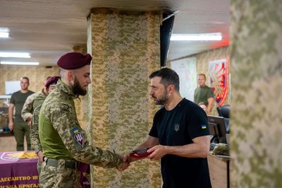 Президент вручив нагороди військовим житомирської 95-ї бригади Президент вручив нагороди військовим житомирської 95-ї бригади