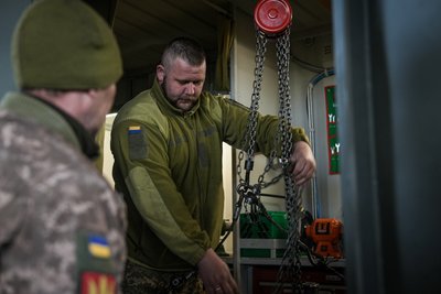 Ремонт техніки у полі: як працюють ремонтники 27-ї артбригади в пересувній майстерні Ремонт техніки у полі: як працюють ремонтники 27-ї артбригади в пересувній майстерні