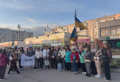Місцеві жителі поруч із прапорами Місцеві жителі поруч із прапорами