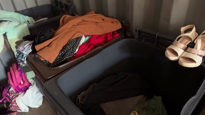 У центр управління відходами приносять одяг, взуття, іграшки та інші речі У центр управління відходами приносять одяг, взуття, іграшки та інші речі