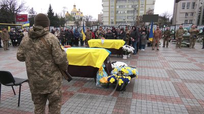 З бійцями Юрієм Харитонюком та Володимиром Смірновим попрощалися у Рівному З бійцями Юрієм Харитонюком та Володимиром Смірновим попрощалися у Рівному