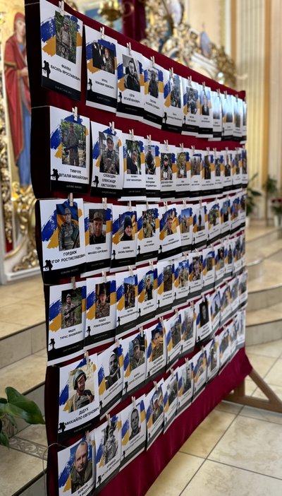 стенд, світлини загиблих, центр "Воскресіння"