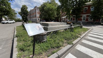 У Полтаві повністю демонтували пам'ятник на місці відпочинку Петра I У Полтаві повністю демонтували пам'ятник на місці відпочинку Петра I