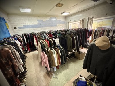 Одяг безкоштовно для переселенців і місцевих: як працює «Шафа доброти» на Буковині Одяг безкоштовно для переселенців і місцевих: як працює «Шафа доброти» на Буковині