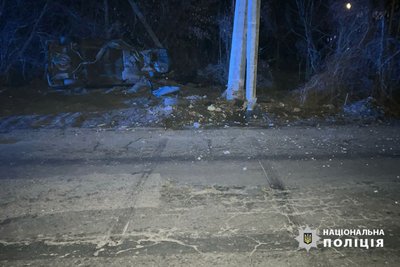 Зупинив стовп: у Черкасах під час комендантської години сталася ДТП Зупинив стовп: у Черкасах під час комендантської години сталася ДТП