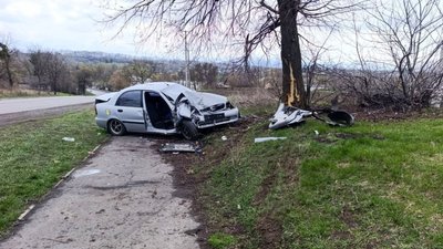 На Черкащині водій легковика в'їхав у дерево: він загинув На Черкащині водій легковика в'їхав у дерево: він загинув