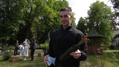 "Буду її поливати": алею квітів висадили військові у госпіталі на Рівненщині "Буду її поливати": алею квітів висадили військові у госпіталі на Рівненщині