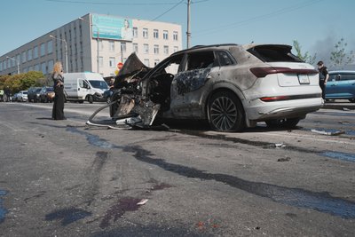 Пошкоджений внаслідок атаки "Шахедів" автомобіль Пошкоджений внаслідок атаки "Шахедів" автомобіль