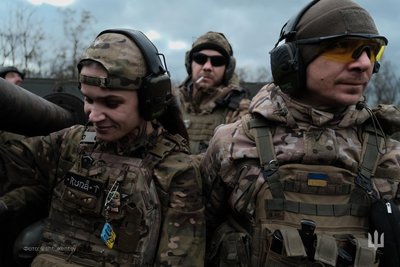 Командирка екіпажу зенітної гармати АЗП-57 у 56-й окремій мотопіхотній бригаді "Руна"з побратимами Командирка екіпажу зенітної гармати АЗП-57 у 56-й окремій мотопіхотній бригаді "Руна"з побратимами