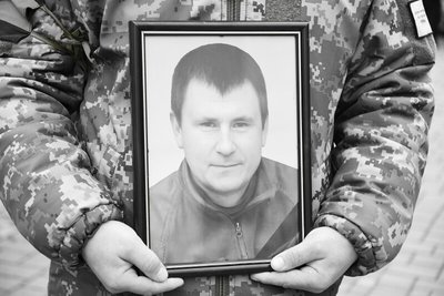 У Луцьку провели в останню дорогу 41-річного військового Миколу Чуса У Луцьку провели в останню дорогу 41-річного військового Миколу Чуса