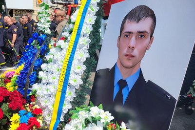 У Києві попрощалися з рятувальниками, загиблими під час ліквідації наслідків атаки РФ У Києві попрощалися з рятувальниками, загиблими під час ліквідації наслідків атаки РФ